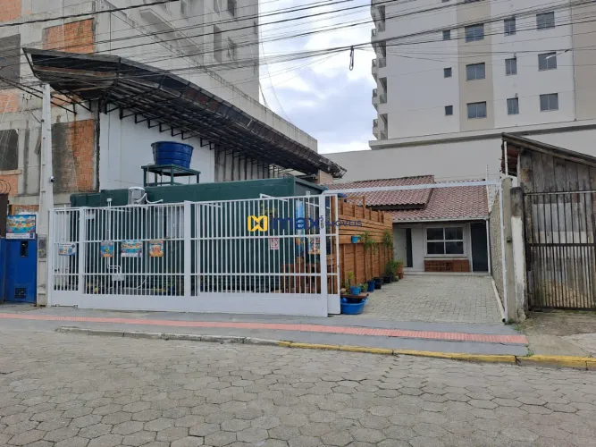Venda: Terreno quadra mar 300m² - Com casa averbada - Centro de Navegantes