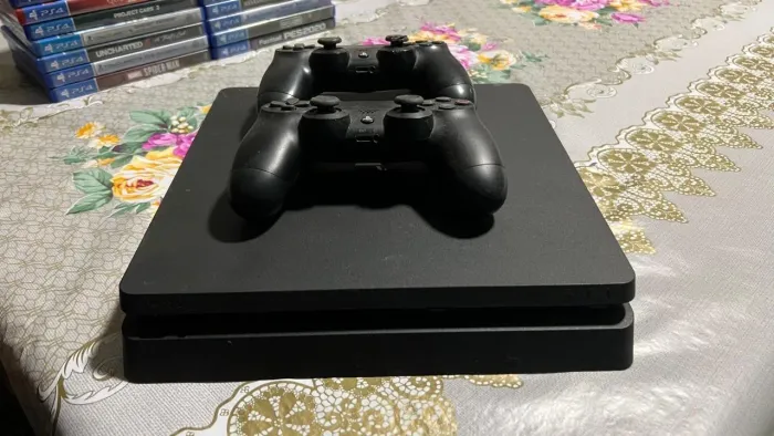 PS4 Slim + 20 jogos