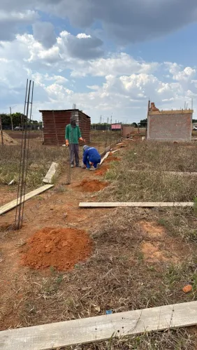 Precisa-se de pedreiro e ajudante - 26 de Setembro.