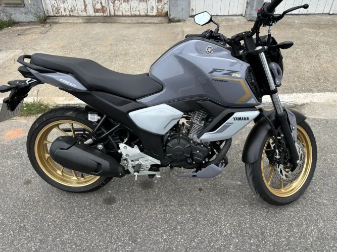 Vendo FZ15 praticamente zero, com apenas 2 meses de uso com 580 kms rodados.