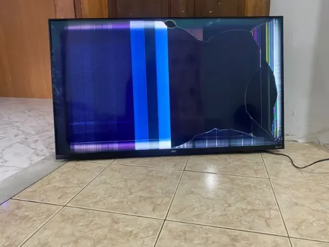 Smart TV AOC 43 para retirada de peças - Tela com defeito