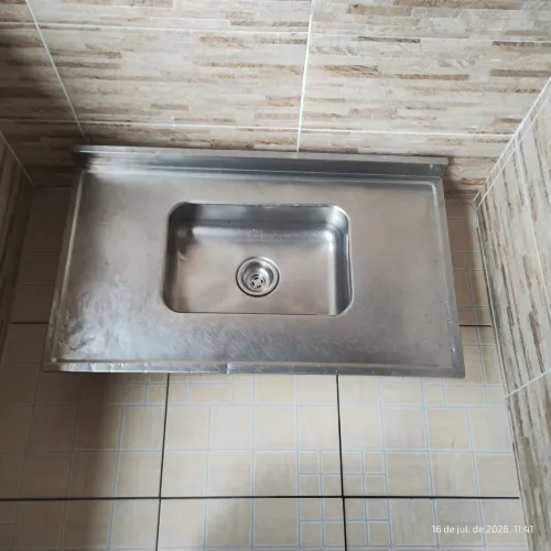 Vende-se uma pia de inox 1m × 60 cm