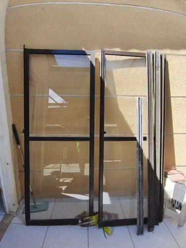 Porta de alumínio preta com vidro - Negociável