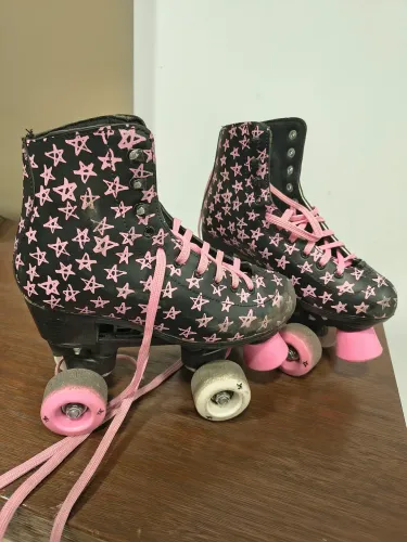 Patins retrô 33/34. Muito pouco usado, ficou pequeno.