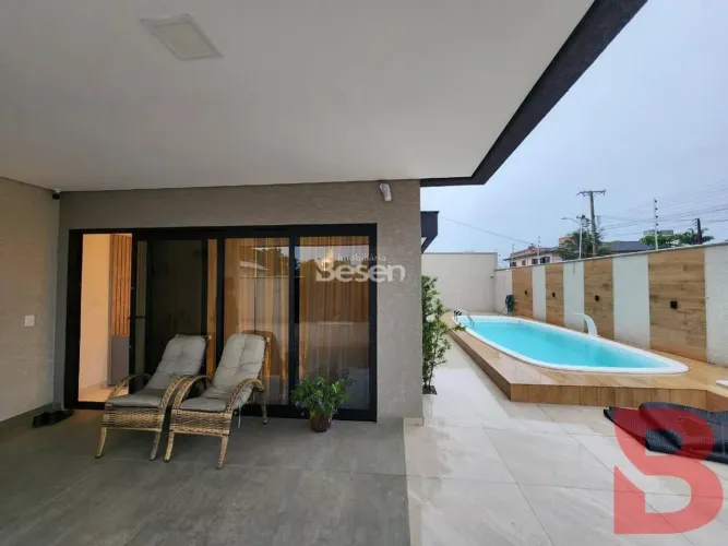 CASA NOVA, COM 03 QUARTOS (01 SUÍTE E 02 DEMI-SUÍTES), PISCINA AQUECIDA, LOCALIZADA EM REG