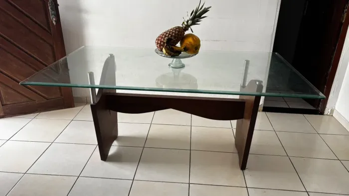 Anúncio de mesa de vidro