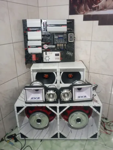 Vende-se está caixa sem o falantes!