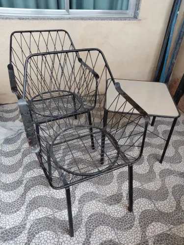 Mesa e cadeiras de ferro
