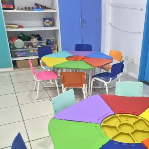 Conjunto mesa infantil flor com 6 cadeiras coloridas