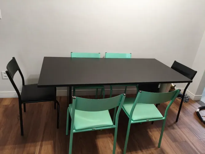 Mesa de jantar com as cadeiras_ excelente estado!