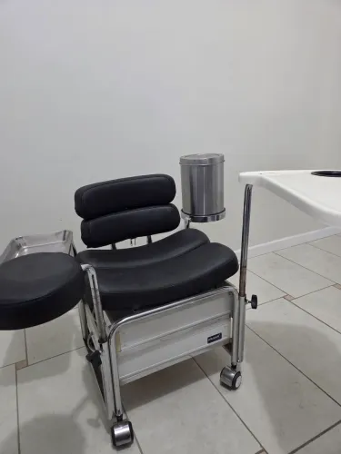 Cadeira de manicure com rodas