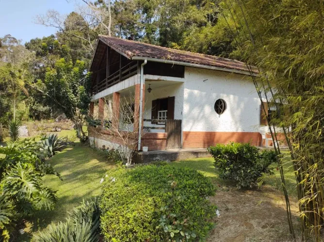 Ótima casa com ampla área verde em ótima localização em Debossan