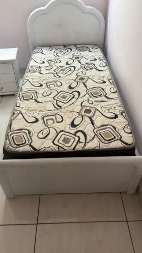 Conjunto cama com colchão e criado mudo