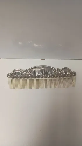 Pente com detalhes em metal e plástico da marca International Silver Company vintage.