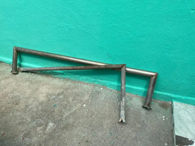 Duas barras de ferros para açougue