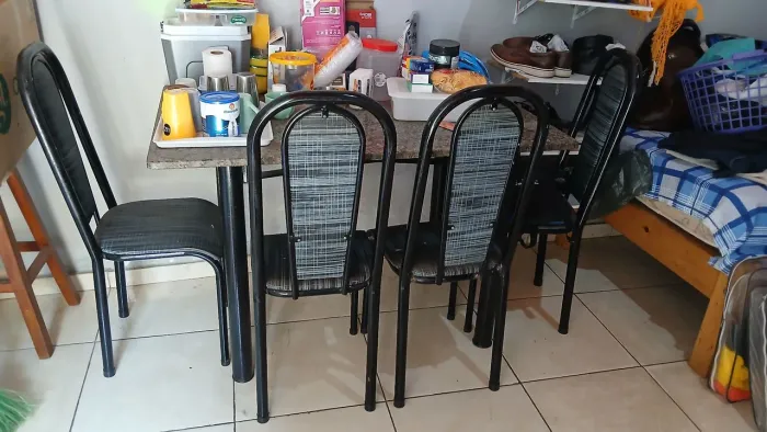 Conj Mesa cm Pedra de Mármore com 4 cadeiras