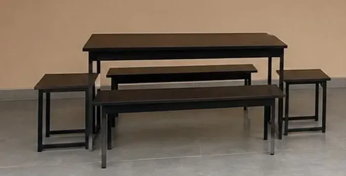 Conjunto de Mesa para Área Gourmet com 2 Bancos e 2 Banquetas - Excelente Estado