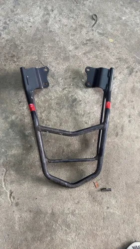 Bagageiro/suporte de baú para moto Yamaha usado.