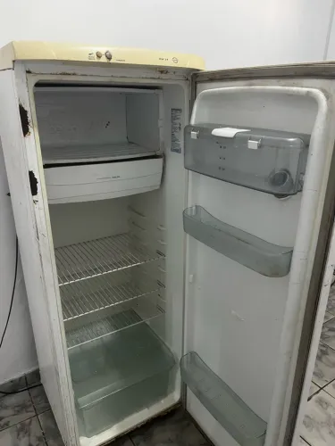 Geladeira, fogão 4 bocas e rack com painel