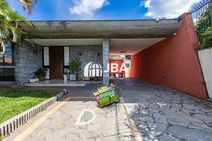 CASA COM QUINTAL, PRÓXIMA AO CENTRO!