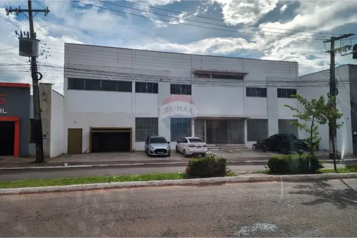 Prédio Comercial na Prefeito João de Souza, esquina com a Praça da Bandeira!