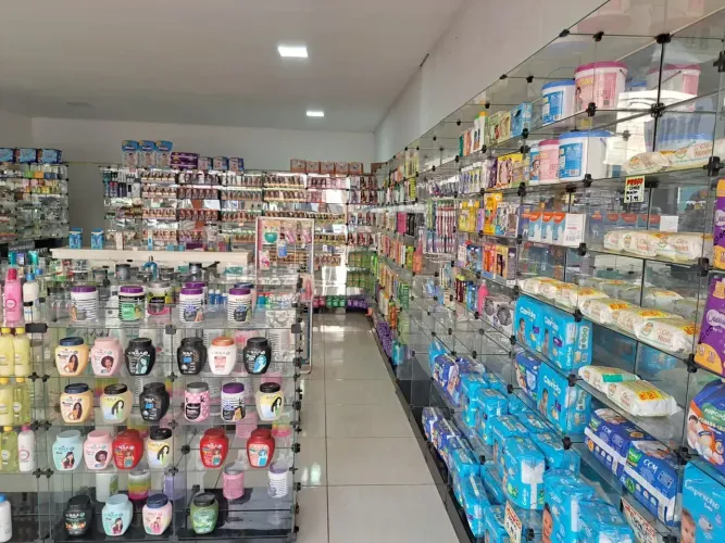 Farmácia ampla no Recanto das Emas - Completa com estoque e sala de medicação.