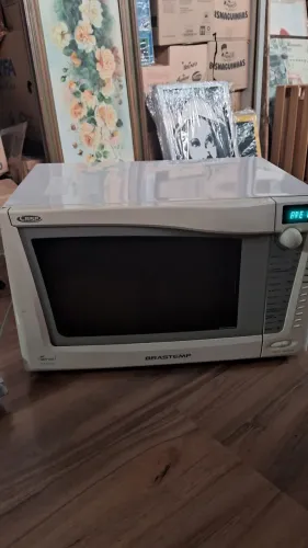 Micro-ondas Brastemp, branco de 27 litros função Crisp/Jet Defrost.