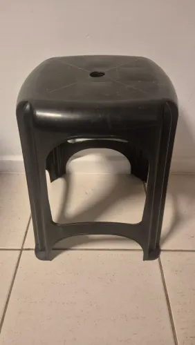 2 bancos plásticos por 25 reais