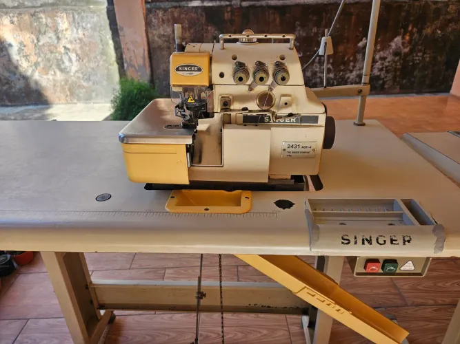 Vendo máquina industrial de costura overloque da marca Singer