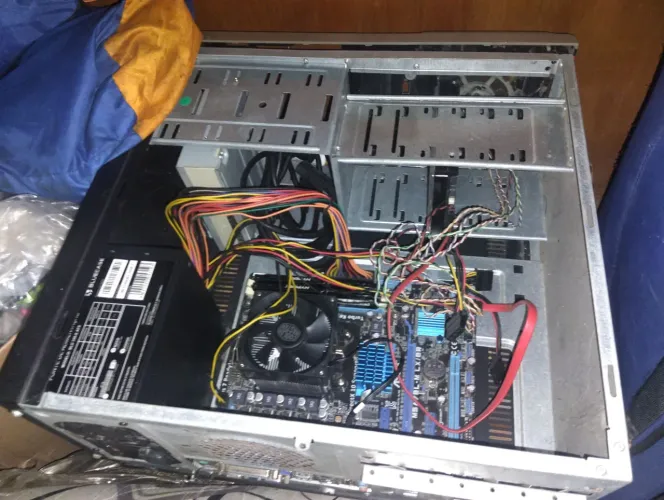 PC Computador: AMD FX(tm)-4300 Quad-Core (RAM): 8,00 GB + MONITOR v203hz 22 HP 