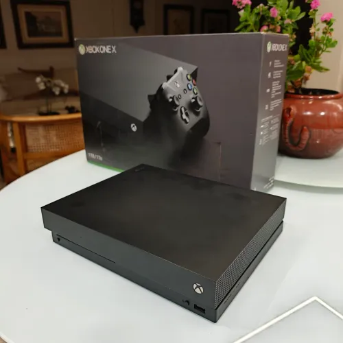 Xbox One X - 1TB + Controle - NA CAIXA ORIGINAL - Pleno funcionamento e Controle Original