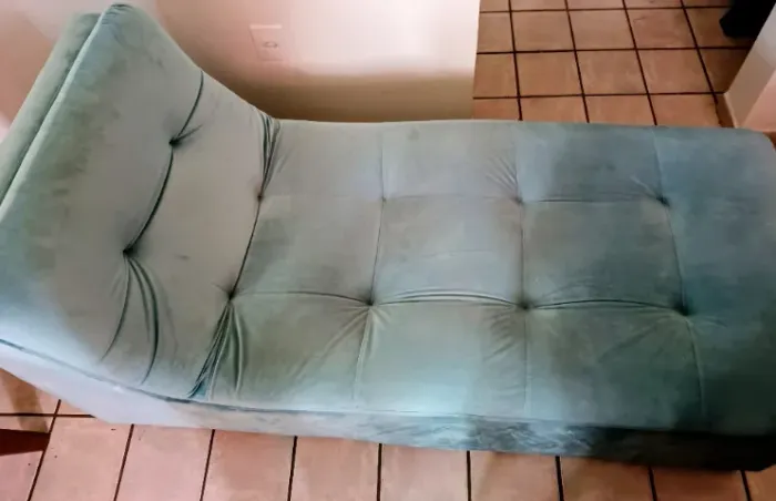 Sofá chesse reforçado no assento, aveludado, azul lindo. Ótimo estado 