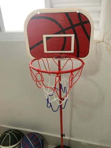 Cesta de basquete infantil (na loja está $150)