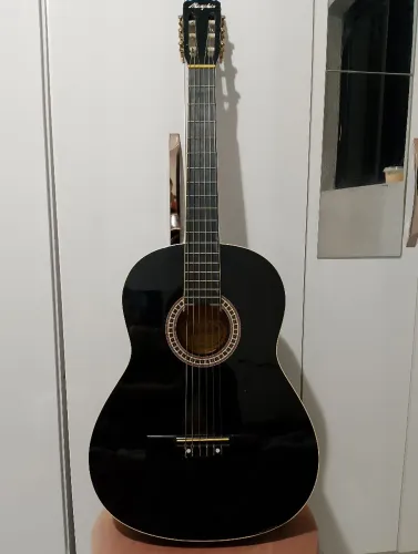 Vende-se violão, usado por pouco tempo, acompanha capa, cordas, palhetas e capotraste.
