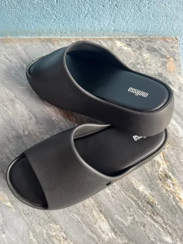 Sandalha Melissa na cor preta numeração 38, usado apenas 2 vezes, em perfeito estado