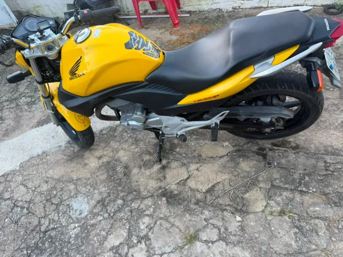 Vendo Cb 300 moto nova com 21.000 km rodados