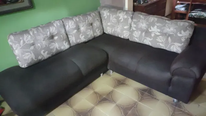Lindo sofá 6 lugares semi novo em Suede com almofadas em jacquard luxo . $1.000,