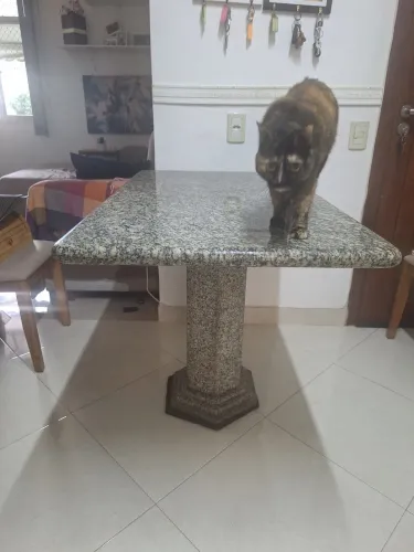 Mesa de jantar em granito 1,20m x 0,70m (sem cadeiras)