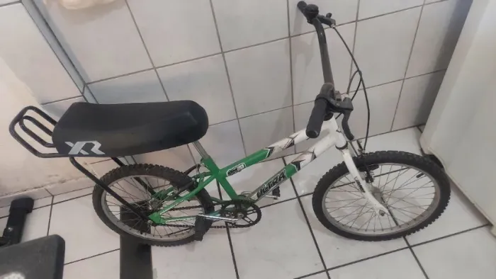 2 bicicletas, 01 montada aro 20, mais 01 caloi 12 de brinde
