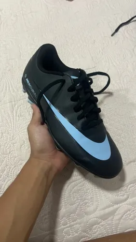 Vende-se uma chuteira de campo da Nike original no preço