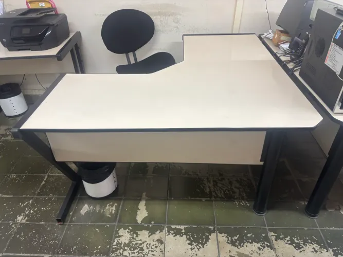 Mesa de escritório em L