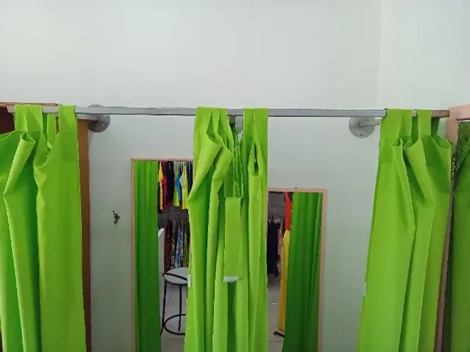 Provador de roupas com cortina para duas pessoas