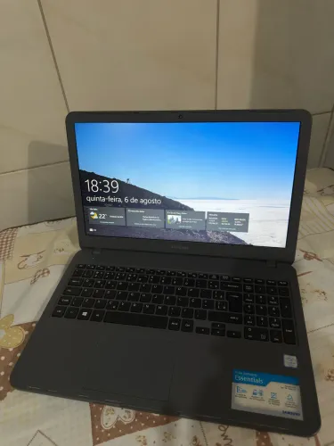 Notebook Samsung Essentials E20