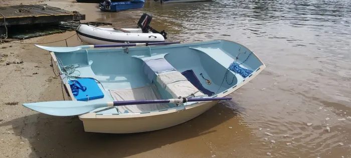 Dinghy bote de madeira de apoio