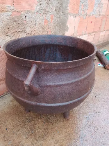 Caldeirão antigo de pezinho do século XX 30 litros