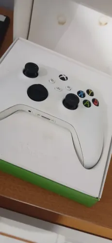 Controle de xbox s/x mais carregado de controle e mais jogo original