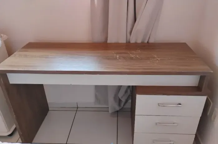 Escrivaninha com gavetas