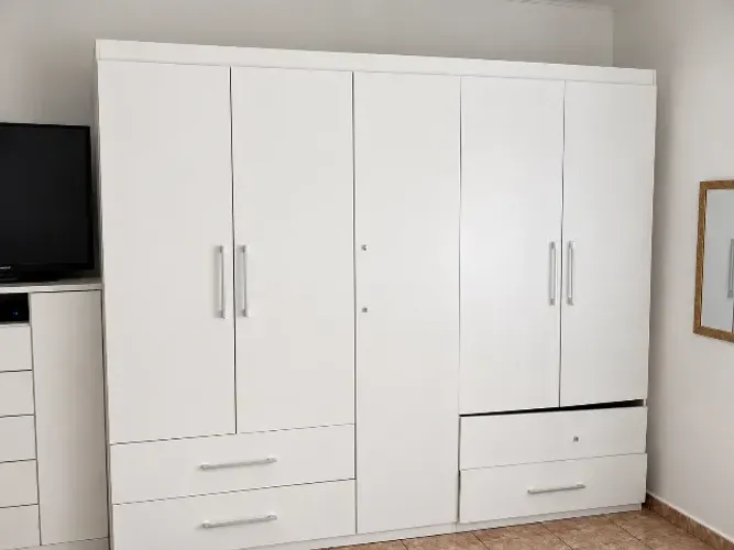 Guarda roupa, 5 portas e 4 gavetas