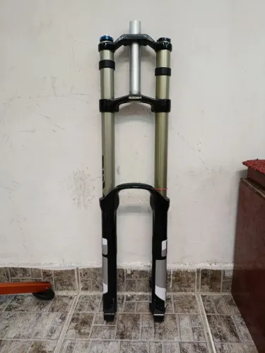 Suspensão RockShox Boxxer R2C2 26"