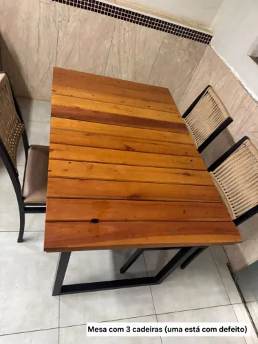 Mesa com 3 cadeiras(uma está com defeito) 450,00 A vista ou 12x 43,87